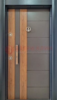 Коричневая входная дверь c МДФ панелью ЧД-01 в частный дом в Великом Новгороде