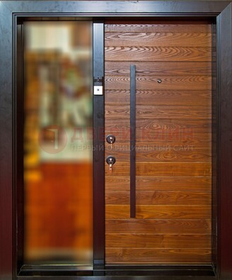 Коричневая входная дверь c МДФ панелью и стеклом ЧД-38 в частный дом в Великом Новгороде