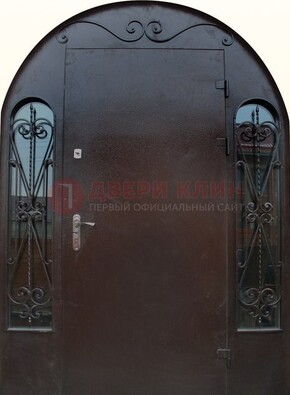 Арочная дверь со стеклом и ковкой ДА-16 под старину в Великом Новгороде