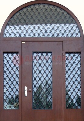Крепкая стальная арочная дверь со стеклом и ковкой ДА-21 в Великом Новгороде