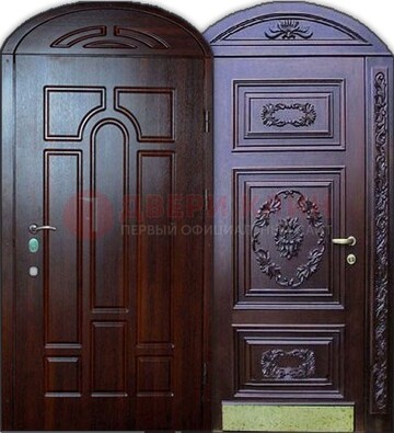 Стильная железная арочная дверь с декоративным элементом ДА-24 в Великом Новгороде