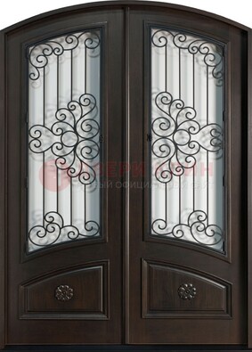 Арочная дверь со стеклом и ковкой ДА-33 в загородный дом в Великом Новгороде