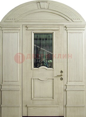 Белая входная дверь массив со стеклом и ковкой ДА-49 в Великом Новгороде
