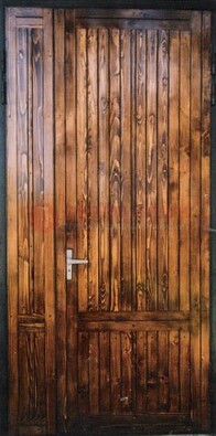 Коричневая металлическая дверь с евровагонкой ДЕ-10 в Великом Новгороде