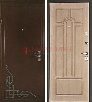 Квартирная коричневая железная дверь с ковкой ДК-19 в Великом Новгороде