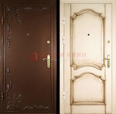 Квартирная коричневая стальная дверь с ковкой ДК-1 в Великом Новгороде