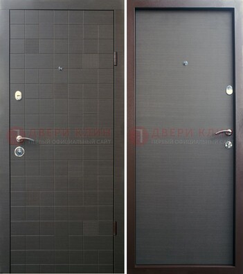 Черная железная дверь со коричневой МДФ внутри ДМ-227 в Великом Новгороде