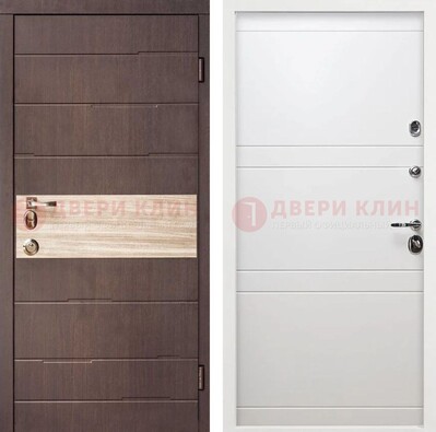 Коричневая стальная дверь с филенчатой МДФ в Белом цвете ДМ-306 в Великом Новгороде