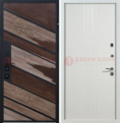 Железная коричневая дверь со светлой МДФ внутри ДМ-310 в Великом Новгороде
