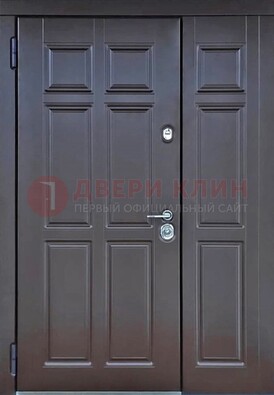 Тёмная двухстворчатая входная дверь для коттеджа с МДФ ДМ-533 в Великом Новгороде