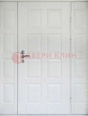 Белая входная дверь для коттеджа с МДФ ДМ-536 в Великом Новгороде
