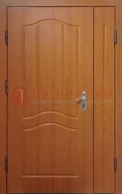 Коричневая двухстворчатая тамбурная дверь с МДФ ДМ-538 в Великом Новгороде