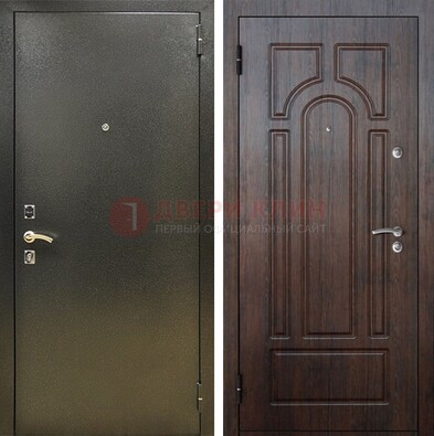 Железная темно-серая дверь с порошковым напылением и МДФ Тисненый орех ДП-275 в Великом Новгороде