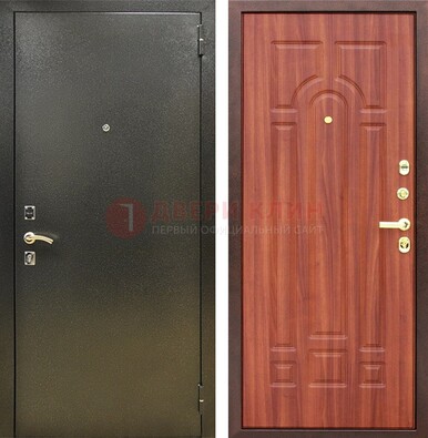 Входная темно-серая дверь с порошковой отделкой и МДФ Миланский орех ДП-281 в Великом Новгороде