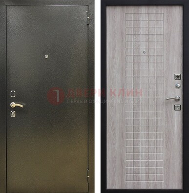 Железная темная дверь с порошковым покрытием и филенчатой МДФ ДП-297 в Великом Новгороде