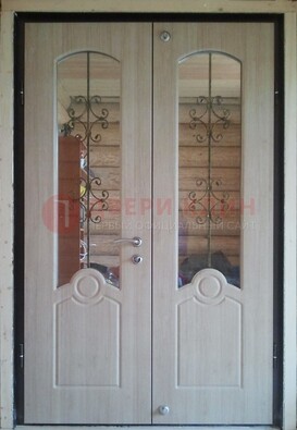 Парадная дверь со стеклянными вставками и ковкой ДПР-23 в деревянный дом в Великом Новгороде