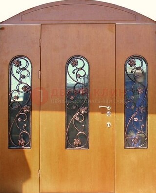 Парадная дверь со стеклянными вставками и ковкой ДПР-28 в общественное здание в Великом Новгороде