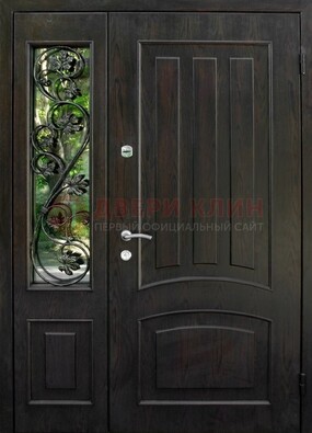 Парадная дверь со стеклянными вставками и ковкой ДПР-31 в кирпичный дом в Великом Новгороде
