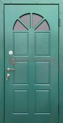 Зеленая стальная дверь со стеклом для дома ДС-28 в Великом Новгороде