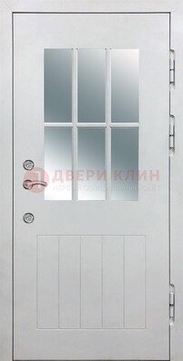 Белая уличная дверь со стеклом ДС-30 в Великом Новгороде