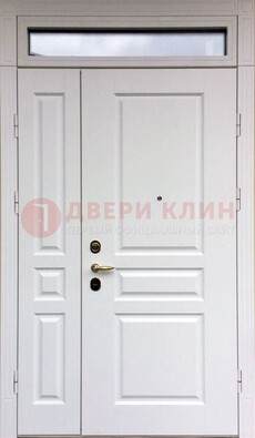 Белая двухстворчатая металлическая дверь со стеклом ДС-63 в Великом Новгороде