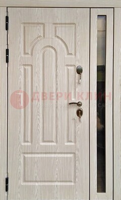 Белая металлическая дверь со стеклом ДС-68 в Великом Новгороде