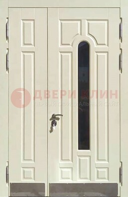Белая двухстворчатая металлическая дверь со стеклом ДС-71 в Великом Новгороде