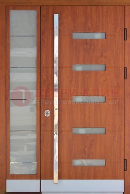 Коричневая металлическая дверь со стеклом ДС-72 в Великом Новгороде