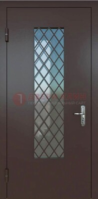 Темная металлическая дверь с решеткой и стеклом ДС-7 в Великом Новгороде
