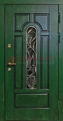 Зеленая железная дверь со стеклом и ковкой ДСК-111 в Великом Новгороде