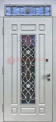 Белая железная дверь со стеклом и ковкой с верхней фрамугой ДСК-112 в Великом Новгороде