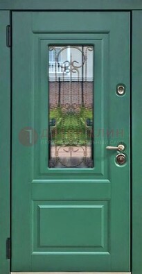 Зеленая металлическая дверь со стеклом и ковкой ДСК-113 в Великом Новгороде