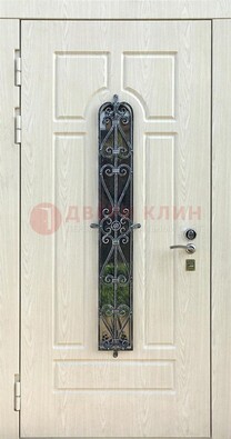 Светлая стальная дверь со стеклом и ковкой ДСК-118 в Великом Новгороде