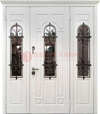 Белая распашная стальная дверь со стеклом и ковкой ДСК-125 в Великом Новгороде