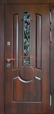 Темная железная дверь со стеклом и ковкой для кирпичного дома ДСК-136 в Реутове