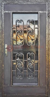 Коричневая наружная дверь порошок со стеклом и ковкой ДСК-160 в Великом Новгороде