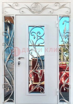 Белая входная дверь порошок со стеклом и ковкой ДСК-165 в Великом Новгороде