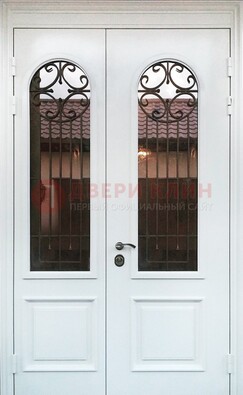 Белая стальная дверь стекло с ковкой и филенкой ДСК-201 в Великом Новгороде