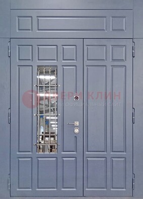 Серая двухстворчатая дверь Винорит со стеклом и ковкой ДСК-234 RAL 7024 в Великом Новгороде