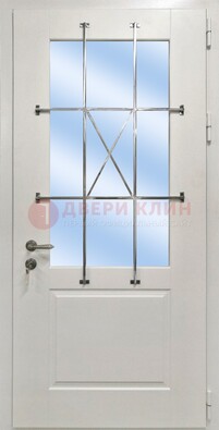 Белая простая железная дверь Винорит со стеклом и ковкой ДСК-257 в Великом Новгороде