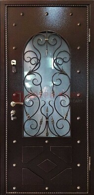 Влагостойкая дверь со стеклом и ковкой с декором ДСК-37 в Великом Новгороде