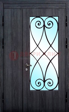 Стальная дверь со стеклом и ковкой ДСК-69 в деревянный дом в Великом Новгороде