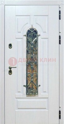 Белая остекленная металлическая дверь с ковкой ДСК-98 в Великом Новгороде