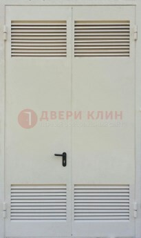 Белая металлическая техническая дверь с вентиляционной решеткой ДТ-6 в Великом Новгороде