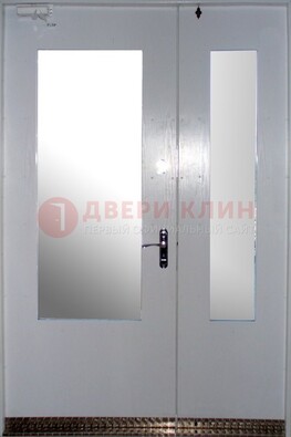 Белая  тамбурная дверь со стеклянными вставками ДТМ-18 в Великом Новгороде