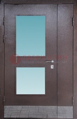 Коричневая тамбурная дверь со стеклянными вставками ДТМ-21 в Великом Новгороде