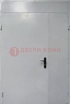 Белая металлическая тамбурная дверь ДТМ-5 в Великом Новгороде
