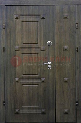 Железная двухстворчатая филенчатая дверь с виноритом ДВТ-143 в Великом Новгороде