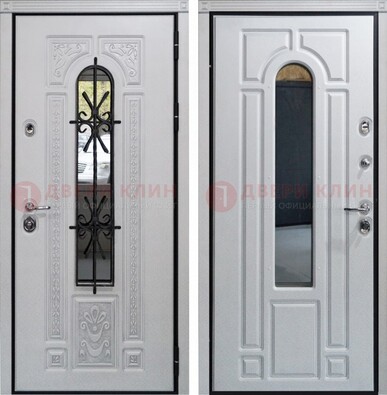 Белая стальная дверь с виноритом и ковкой снаружи ДВТ-197 в Великом Новгороде