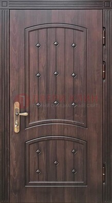 Коричневая уличная дверь с виноритом для дома ДВТ-235 в Великом Новгороде
